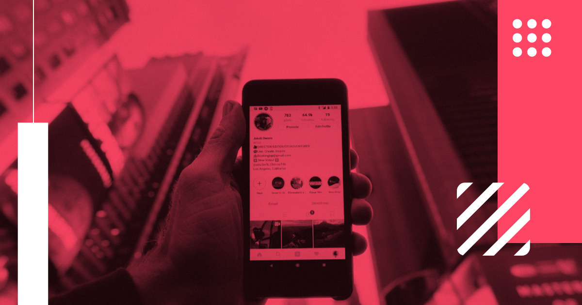 A imagem mostra uma foto de um celular conectado no Instagram. Tem uma pessoa segurando e vários prédios em volta.